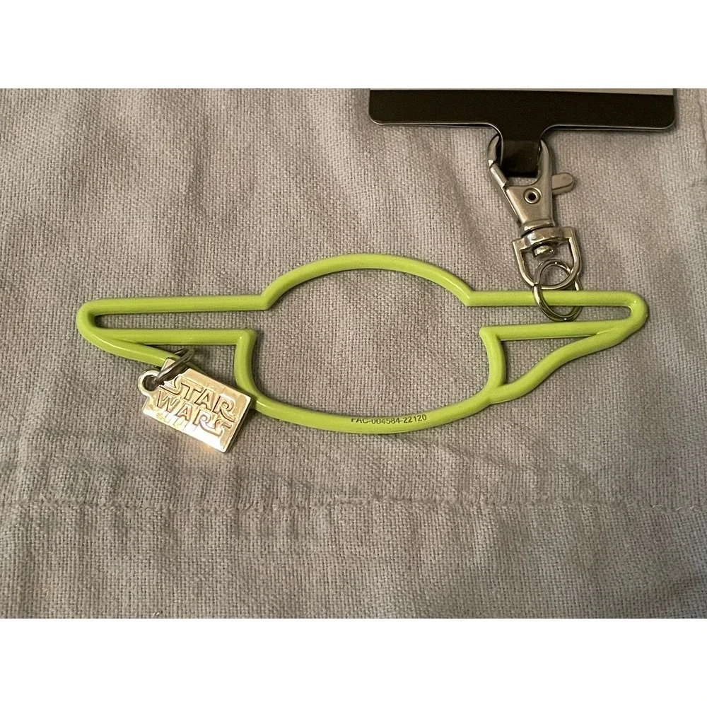 NEW Disney Star Wars Galaxy's Edge Grogu Metal Mandalorian Keychain Bag‎ Charm